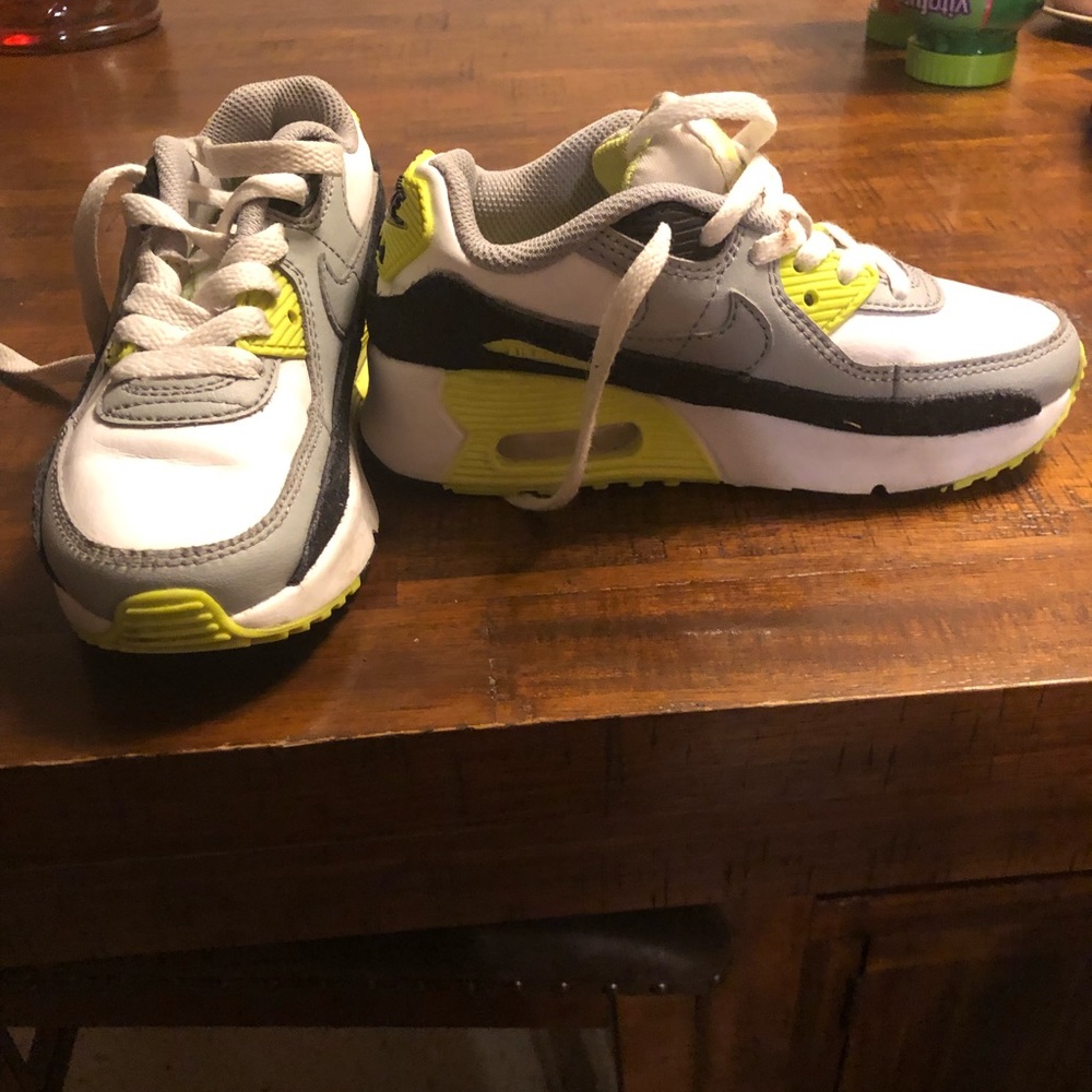 Tennis shoes